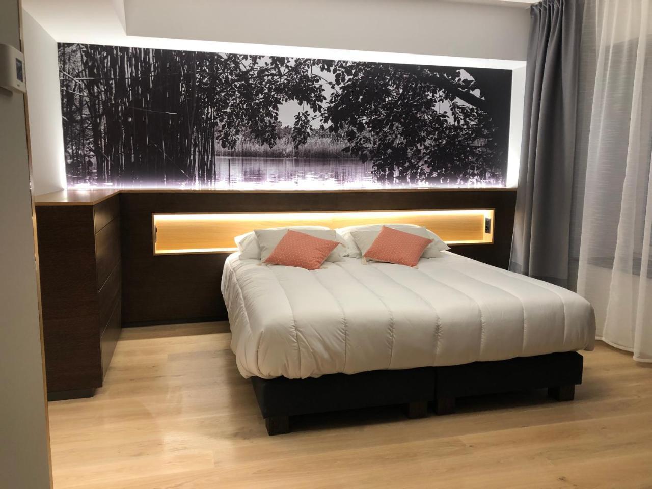 De La Tour Hotel *